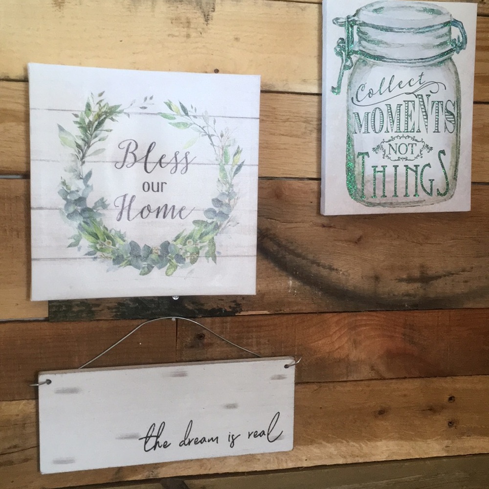 Bundle of wall decor